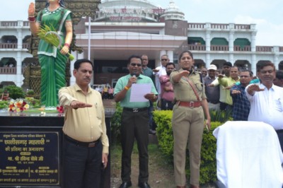 स्वीप कार्यक्रम के तहत : कलेक्टोरेट परिसर मे किया गया हस्ताक्षर अभियान कार्यक्रम का आयोजन...