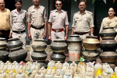 आबकारी विभाग दुर्ग द्वारा पकड़ी गई अवैध शराब से भरी गाड़ी...