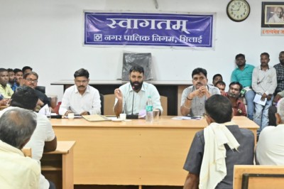 आयुक्त ने पशुपालकों की ली बैठक: पशुपालक अपने मवेशी को....सड़क पर खुला न छोड़े...
