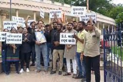 SI भर्ती परीक्षा रद्द करने की मांग...को लेकर अभ्यर्थियों का राजधानी में प्रदर्शन...राज्य सरकार पर लगाए गंभीर आरोप…