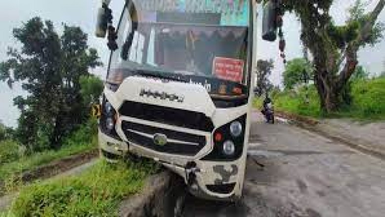 यात्री बस हादसे का शिकार...दुर्घटना में करीब आधा दर्जन यात्री घायल....