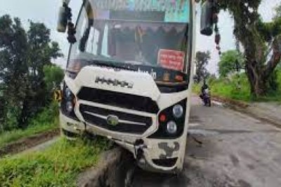 यात्री बस हादसे का शिकार...दुर्घटना में करीब आधा दर्जन यात्री घायल....