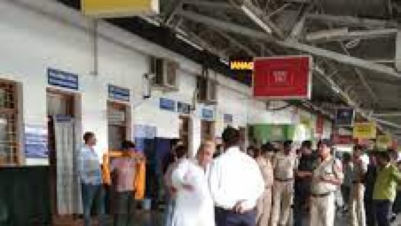दुर्ग रेलवे स्टेशन में वेंडरों ने कमर्शियल स्टॉफ से मारपीट के बाद बुलाया विधायक को ...अरुण वोरा रेलवे स्टेशन पहुंचे....