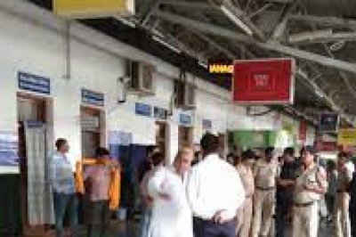 दुर्ग रेलवे स्टेशन में वेंडरों ने कमर्शियल स्टॉफ से मारपीट के बाद बुलाया विधायक को ...अरुण वोरा रेलवे स्टेशन पहुंचे....