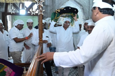 हजरत बाबा सैय्यद अब्दुर्रहमान शाह काबुली रहमततुल्लाह अलैह की दरगाह पर मुख्यमंत्री ने चढ़ाई चादर....