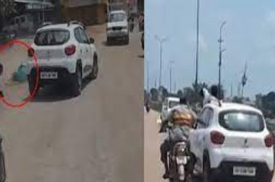 कार चालक ने बाइक सवार दो लोगों को ठोका : लोगों ने चालक को रोककर कर दी धुनाई...ड्राइवर ने इन्हीं के खिलाफ दर्ज करा दिया मामला...