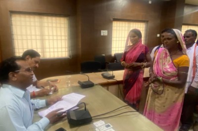 जनचौपाल में कलेक्टर ने सुनी लोगों की समस्याएं : जनचौपाल में विभिन्न शिकायत एवं समस्याओं से....संबंधित 38 आवेदन प्राप्त हुए....