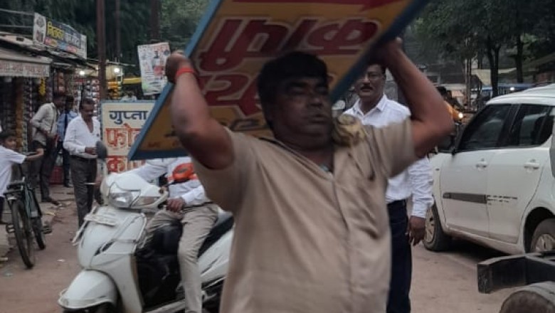 निगम ने दुकान के सामने अतिक्रमण कर लगाए बोर्ड हटाकर जब्त किए....