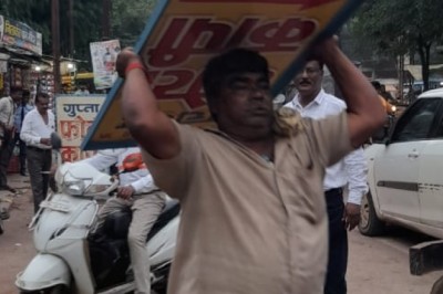 निगम ने दुकान के सामने अतिक्रमण कर लगाए बोर्ड हटाकर जब्त किए....