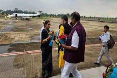परिवर्तन यात्रा में शामिल नहीं हुई स्मृति ईरानी: जगदलपुर से वापस लौटीं कोलकाता....