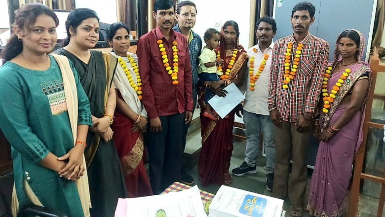 न्यायमूर्ति भादुड़ी ने समझौते के दौरान दम्पतियों को श्रीफल....तुलसी का पौधा व सात वचन की प्रति सौपीं....