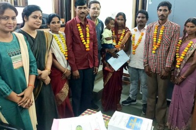 न्यायमूर्ति भादुड़ी ने समझौते के दौरान दम्पतियों को श्रीफल....तुलसी का पौधा व सात वचन की प्रति सौपीं....