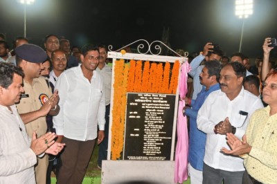 विधायक देवेन्द्र यादव एवं महापौर ने क्रिकेट खेलकर किया स्टेडियम का लोकापर्ण....