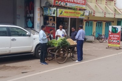 झिल्ली पन्नी पर प्रतिबंधित लगाने निगम की टीम पहुॅची आज जय स्तम्भ चौक एवं गुरूद्वारा चौक.....