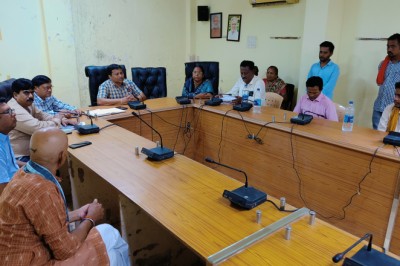 आयुक्त ने शहर में दूध का व्यवसाय करने वाले डेयरी मालिकों के साथ ली बैठक : कहा...पशुपालक अपने मवेशी सड़को पर खुला न छोड़े...
