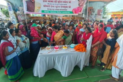 स्वच्छता दीदीयों का बढ़ा मानदेय :महापौर हेमा देशमुख की उपस्थिति में केक काट कर खुशियां मना स्वच्छता....दीदीयों ने मुख्यमंत्री भूपेश बघेल जी का किया धन्यवाद ज्ञापित....