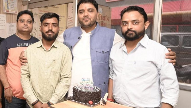 भिलाई के युवा भाजयुमो नेता अतुल पर्वत ने अपने जन्मदिन की शुरुआत....धार्मिक स्थलों में माथा टेककर व आशीर्वाद ब्लड बैंक में धूमधाम से उनका जन्मदिन मनाया गया...