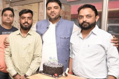 भिलाई के युवा भाजयुमो नेता अतुल पर्वत ने अपने जन्मदिन की शुरुआत....धार्मिक स्थलों में माथा टेककर व आशीर्वाद ब्लड बैंक में धूमधाम से उनका जन्मदिन मनाया गया...