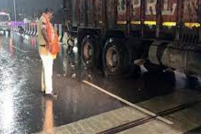 भिलाई पावर हाउस फ्लाई ओवर पर सड़क हादसा :स्कूटर सवार तेज रफ्तार में ट्रक के पीछे जा घुसा...मौके पर ही मौत....