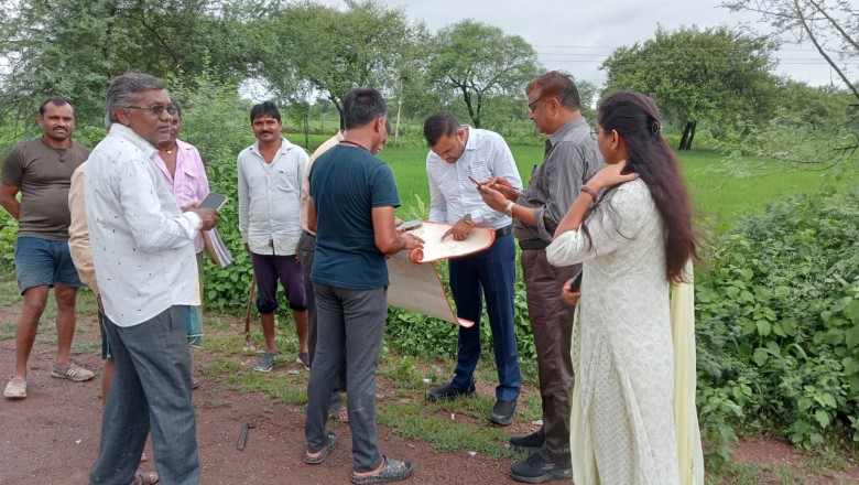 अपर कलेक्टर मार्कण्डेय ने गिरदावरी काम का किया निरीक्षण: कंतेली और सिंघौरी गाँव के किसानों के खेत पहुँचकर....गिरदावरी की जमीनी हकीकत से हुए....