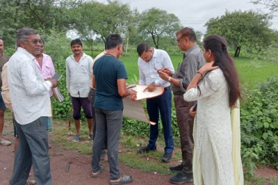 अपर कलेक्टर मार्कण्डेय ने गिरदावरी काम का किया निरीक्षण: कंतेली और सिंघौरी गाँव के किसानों के खेत पहुँचकर....गिरदावरी की जमीनी हकीकत से हुए....