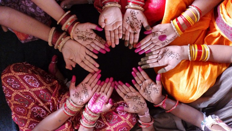 जिले के सभी 1473 आंगनबाड़ी केन्द्रों में किया गया मतदाता जागरूकता कार्यक्रम...मेहंदी लगाकर महिलाओं ने अपने मताधिकार का प्रयोग करने का लिया संकल्प