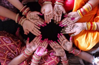 जिले के सभी 1473 आंगनबाड़ी केन्द्रों में किया गया मतदाता जागरूकता कार्यक्रम...मेहंदी लगाकर महिलाओं ने अपने मताधिकार का प्रयोग करने का लिया संकल्प