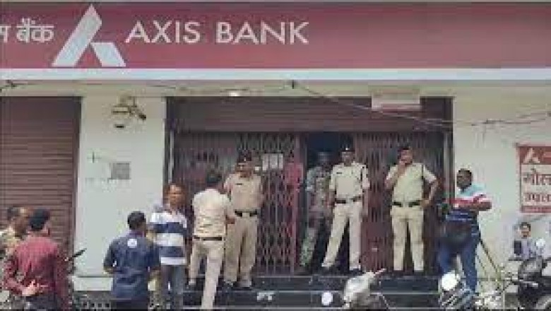 चाकू की नोक पर एक्सिस बैंक में 7-8 करोड़ की डकैती : मैनेजर पर जानलेवा हमला....नाकेबंदी कर जांच में जुटी खाकी…