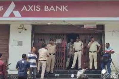 चाकू की नोक पर एक्सिस बैंक में 7-8 करोड़ की डकैती : मैनेजर पर जानलेवा हमला....नाकेबंदी कर जांच में जुटी खाकी…