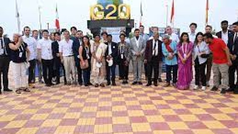 छत्तीसगढ़ में G-20 की अंतिम बैठक आज : विदेशी मेहमानों ने पहले दिन चखा चीला, लाल भाजी का स्वाद....साथ ही साथ नवा रायपुर में लगाया अफ्रीकन ट्यूलिप ट्री.....
