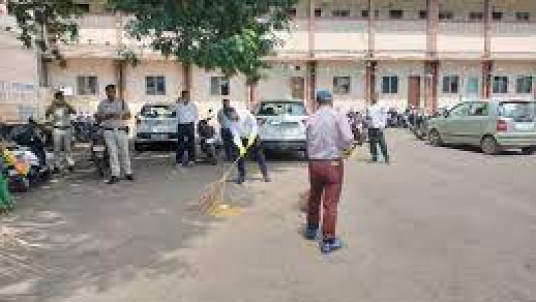 स्वच्छता अभियान के चलते : रेल कर्मियों ने किया स्टेशन परिसर की सफाई ....इसे हमेशा स्वच्छ रखने का संकल्प भी लिया.....