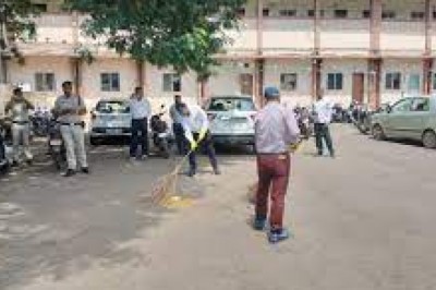 स्वच्छता अभियान के चलते : रेल कर्मियों ने किया स्टेशन परिसर की सफाई ....इसे हमेशा स्वच्छ रखने का संकल्प भी लिया.....