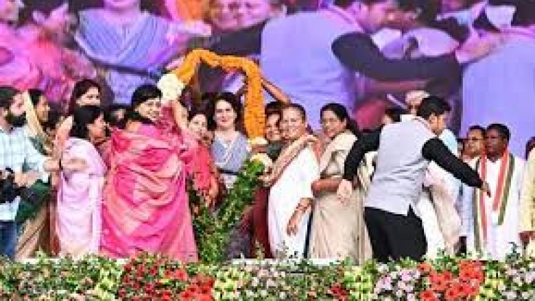 भिलाई में महिला समृद्धि सम्मेलन में प्रियंका बोलीं-' मोदी ने 8-8 हजार करोड़ में दो प्लेन खरीदे'....उनके उद्योगपति दोस्त करोड़ों कमा रहे...किसान एक दिन में 27 रुपए कमाता है....