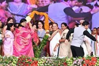 भिलाई में महिला समृद्धि सम्मेलन में प्रियंका बोलीं-' मोदी ने 8-8 हजार करोड़ में दो प्लेन खरीदे'....उनके उद्योगपति दोस्त करोड़ों कमा रहे...किसान एक दिन में 27 रुपए कमाता है....
