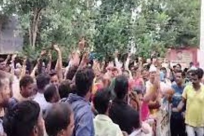 दुर्ग जिले में 50 लाख मुआवजा को लेकर धरना प्रदर्शन : पार्टी के साथ परिजन बैठे अनिश्चित भूख हड़ताल पर...किया कलेक्टोरेट का घेराव....