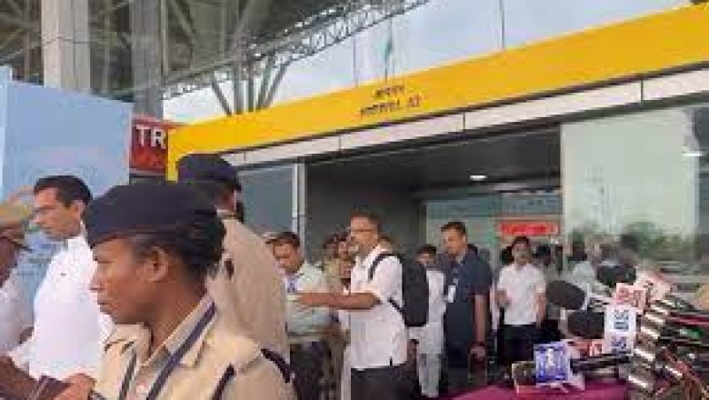 आज राहुल गांधी एक दिवसीय छत्तीसगढ दौरे पर....रायपुर पहुंचे राहुल गांधी,सीएम भूपेश बघेल....डिप्टी सीएम सिंहदेव समेत नेताओं ने किया स्वागत....