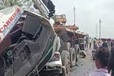 बेमेतरा में हुआ भीषण सड़क हादसा रफ्तार का कहरः 2 ट्रकों के बीच जबरदस्त भिड़ंत....उड़े परखच्चे, ड्राइवर की मौके पर हुई मौत....