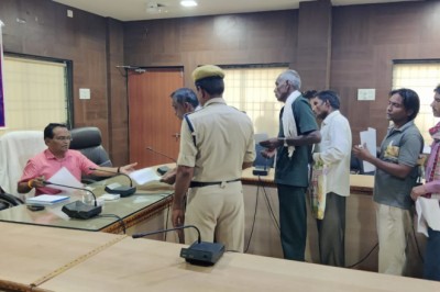 जनचौपाल में कलेक्टर ने सुनी लोगों की समस्याएं : जनचौपाल में विभिन्न शिकायत एवं समस्याओं से संबंधित 105 आवेदन प्राप्त हुए....