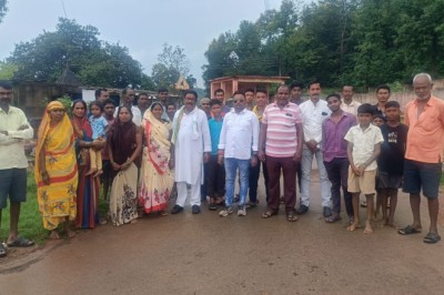 पूर्व विधायक भोलाराम साहू पहुंचे किसानों के बीच कहा....भूपेश सरकार ने हर वर्ग को  दिलाया लाभ....