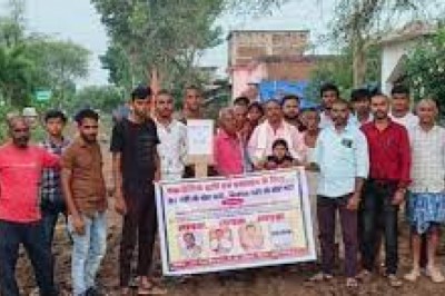 नाराज ग्रामीणों ने लिया बड़ा फैसला, लगाए नेताओं के लापता वाले पोस्टर.....जाने किस कारण से ऐसा करना पड़ा आखिर