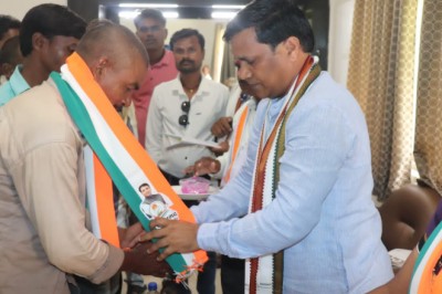 पूर्व प्रधानमंत्री डॉ मनमोहन सिंह के जन्मदिन पर विधायक भुनेश्वर बघेल को उपस्थिति में....सैकड़ो लोगों ने किया कांग्रेस प्रवेश...