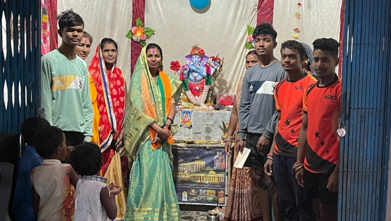 राजनांदगांव भाजपा विधायक प्रत्याशी गीता घासी साहू.....भगवान गणेश की आरती मे शामिल हुए....