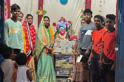 राजनांदगांव भाजपा विधायक प्रत्याशी गीता घासी साहू.....भगवान गणेश की आरती मे शामिल हुए....