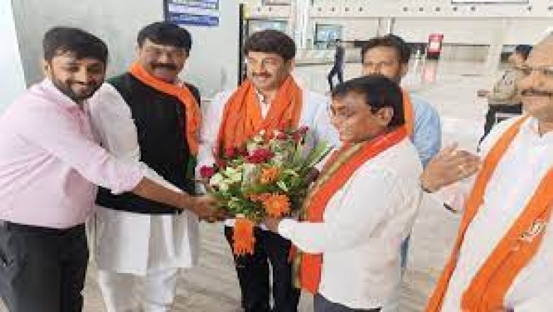 BJP की परिवर्तन यात्रा में शामिल होने भोजपुरी एक्टर मनोज तिवारी पहुंचे रायपुर.....