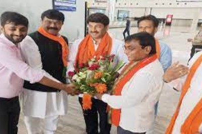 BJP की परिवर्तन यात्रा में शामिल होने भोजपुरी एक्टर मनोज तिवारी पहुंचे रायपुर.....