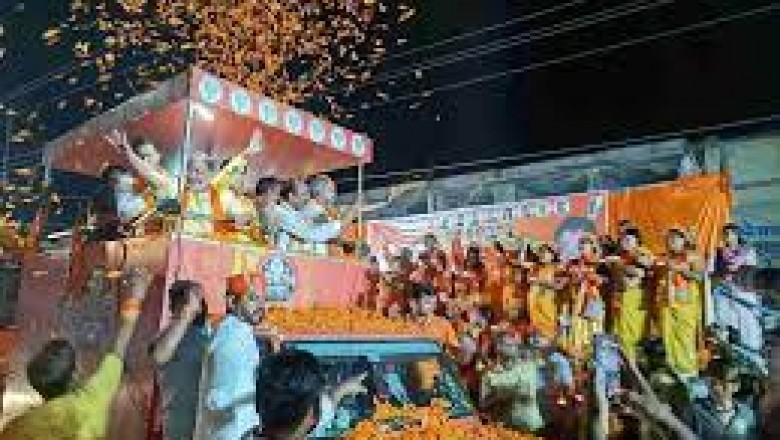 रायपुर में निकली भाजपा की परिवर्तन यात्रा : 80 स्थानों पर हुआ भव्य स्वागत....कार्यकर्ताओं ने बुलडोजर से बरसाए फूल....