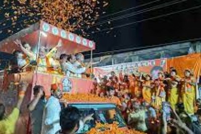 रायपुर में निकली भाजपा की परिवर्तन यात्रा : 80 स्थानों पर हुआ भव्य स्वागत....कार्यकर्ताओं ने बुलडोजर से बरसाए फूल....