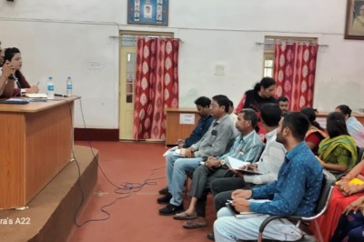 आयुक्त ने ली एस.एल.आर.एम. सेंटर प्रभारियों की बैठक....कचरा पृथककरण के लिये जन जागरूकता लाने दिये निर्देश....