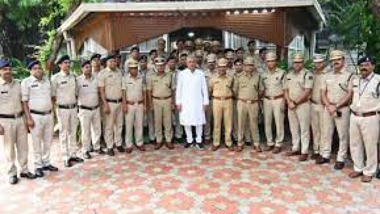 मुख्यमंत्री भूपेश बघेल ने बैंक डकैती केस को 24 घंटे के भीतर सुलझाने वाली रायगढ़ और बलरामपुर जिले की पुलिस के लिए सम्मान और विशेष प्रोत्साहन देने की बात कही