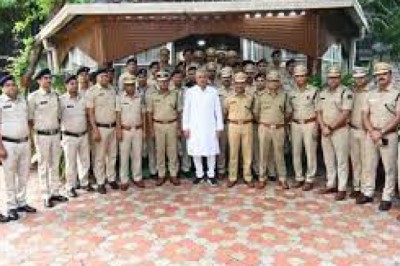 मुख्यमंत्री भूपेश बघेल ने बैंक डकैती केस को 24 घंटे के भीतर सुलझाने वाली रायगढ़ और बलरामपुर जिले की पुलिस के लिए सम्मान और विशेष प्रोत्साहन देने की बात कही
